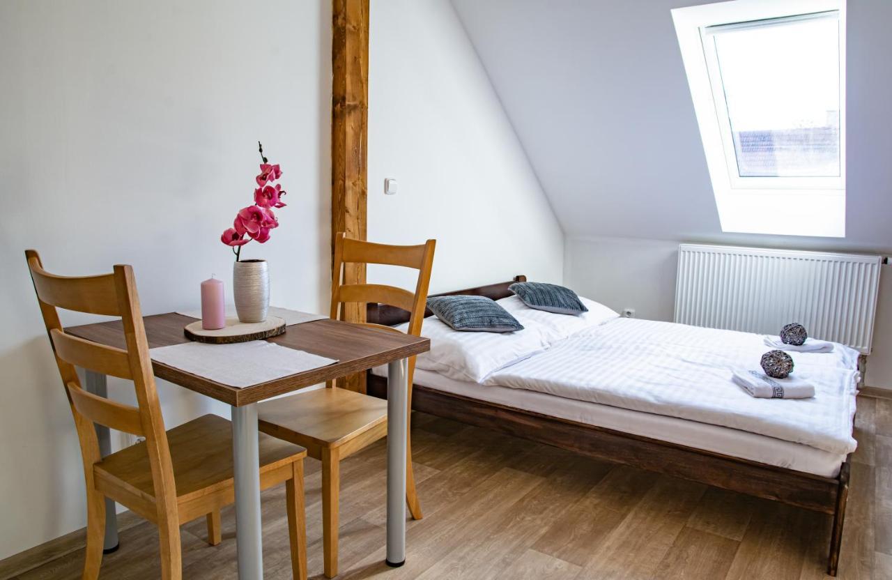 Apartmany Kurojedy Bor Exteriör bild